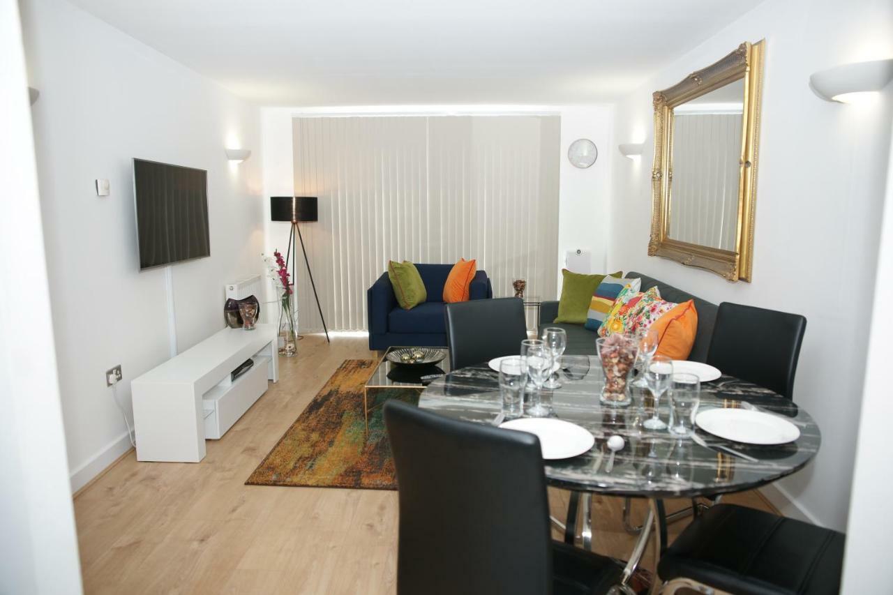 Riverside 2 Bed Apartment *